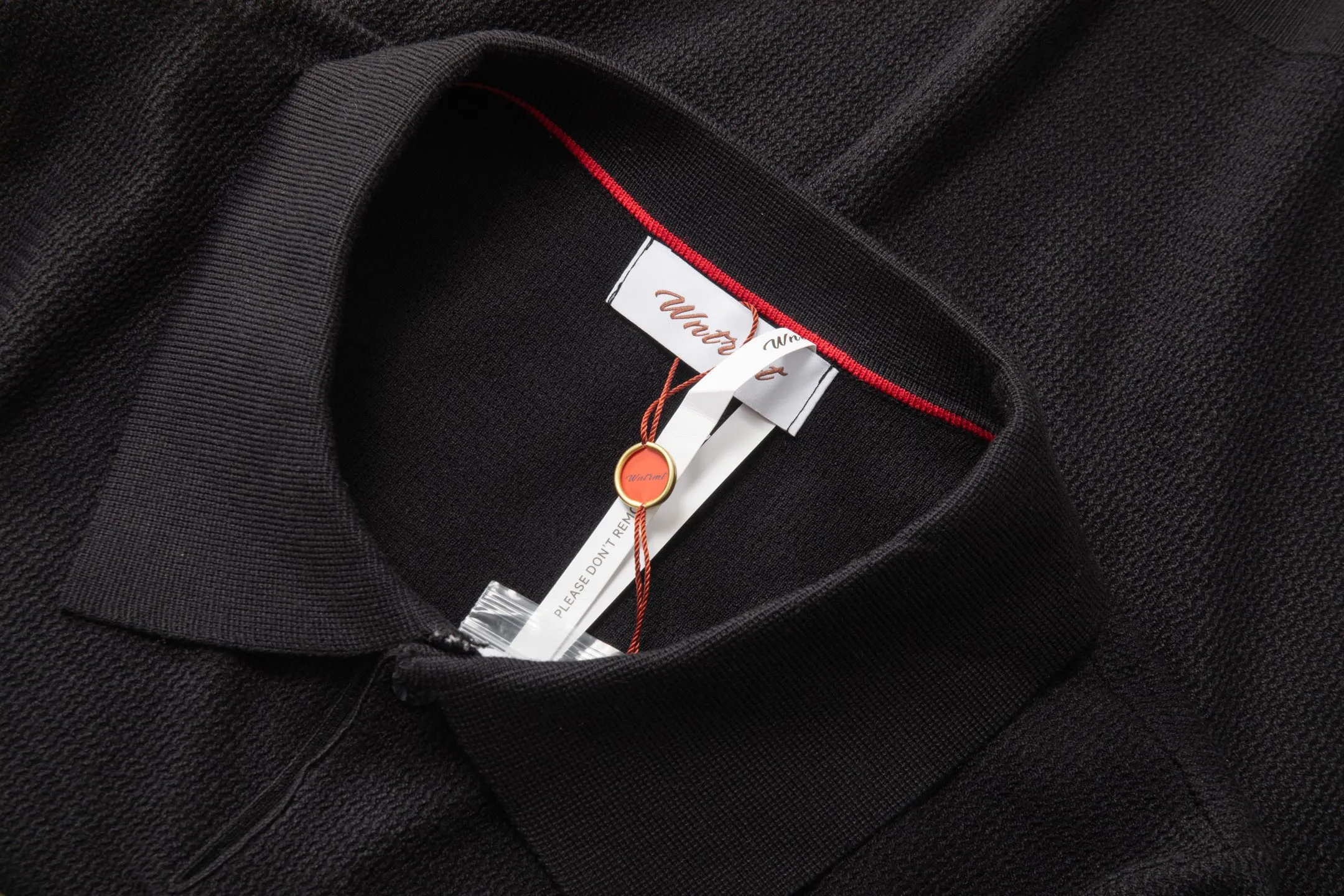 Style No. D 08 Old money style LP flat lapel knitted polo. See picture 9 for details of fabric composition. Size: S M L XL Color: Black. Gray apricot. Gray.
